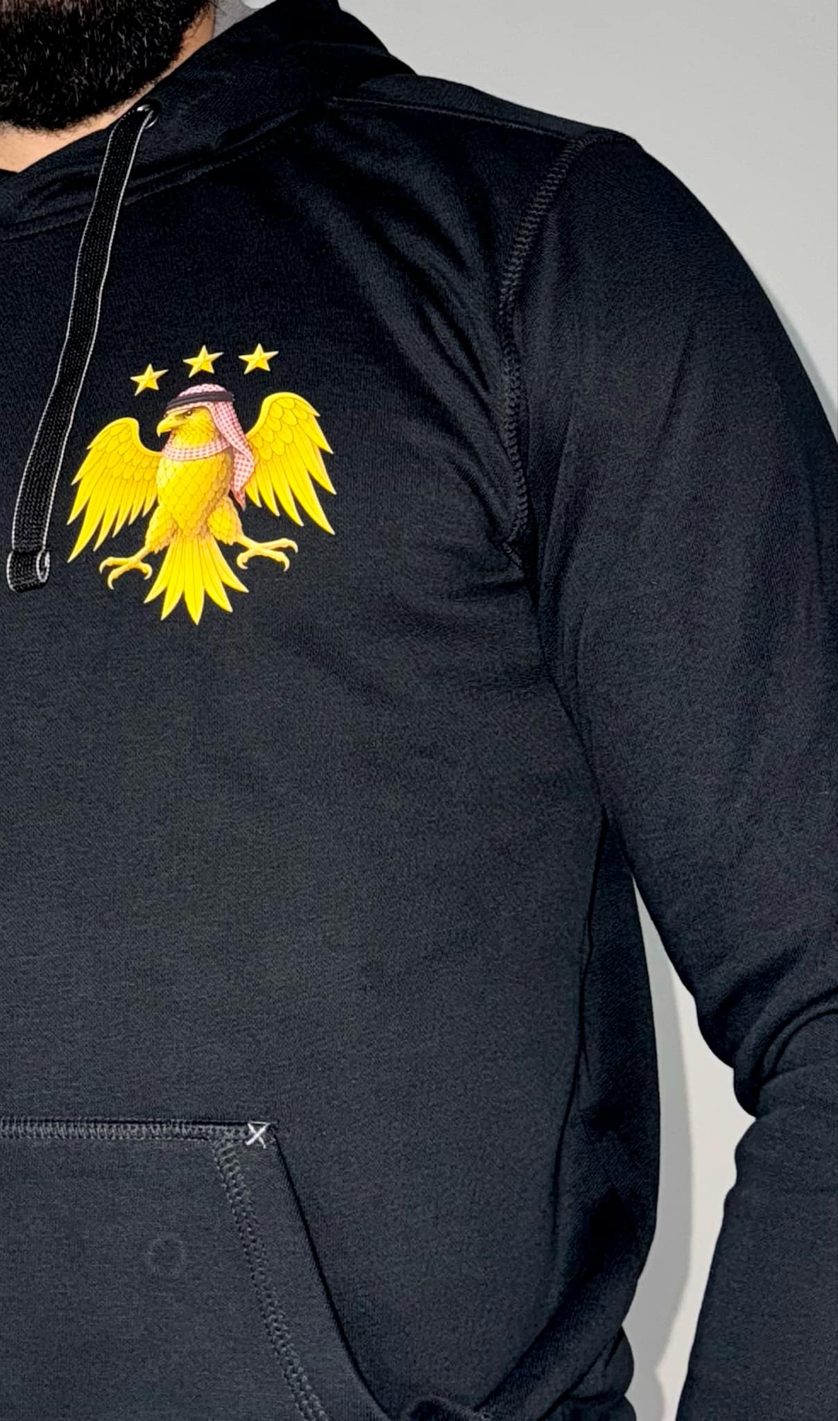 Hoodie med syrisk visuell identitet och tribaltema