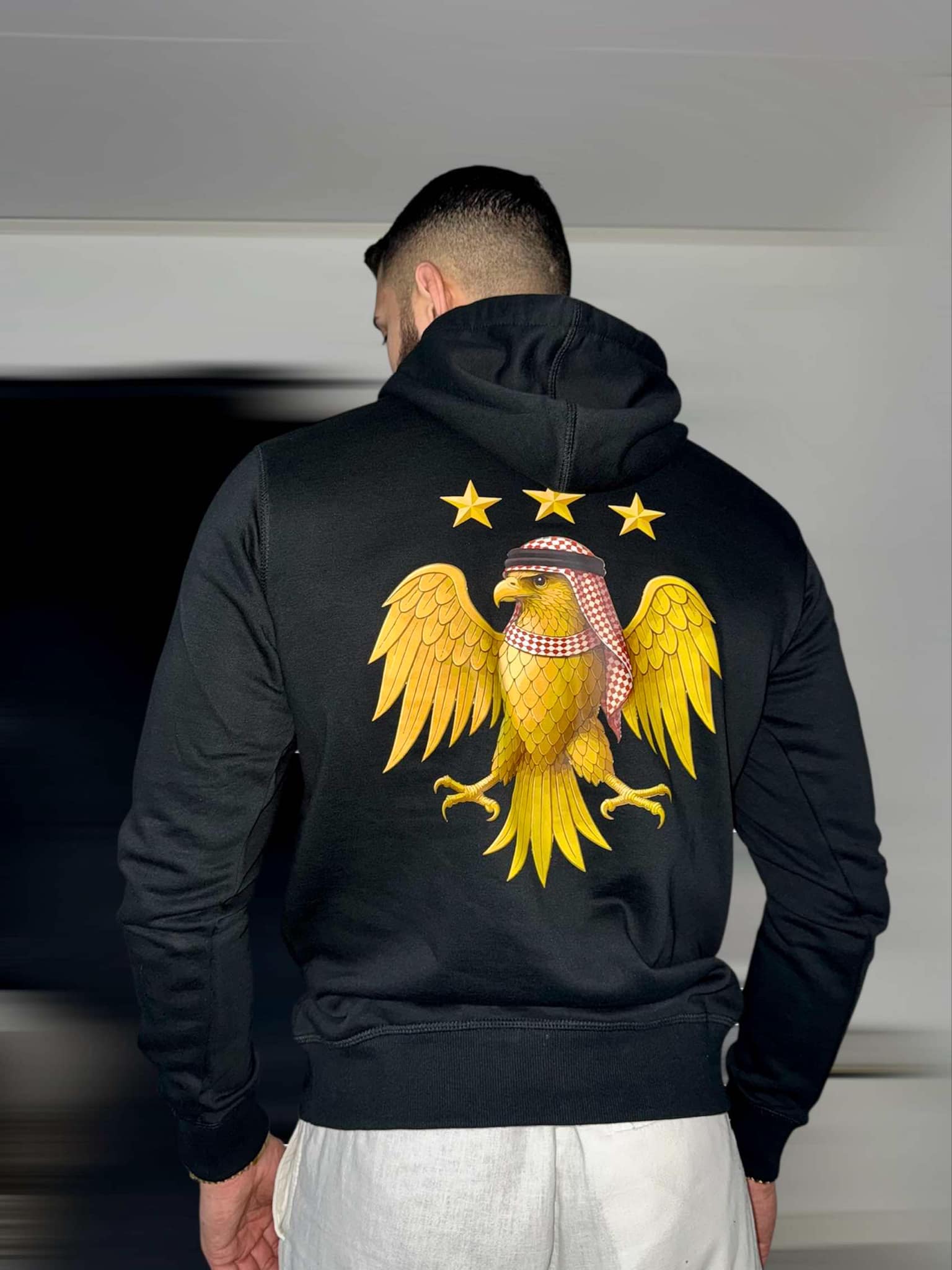Hoodie med syrisk visuell identitet och tribaltema
