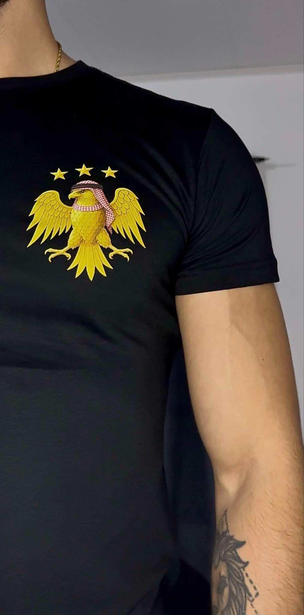 T-shirts med syrisk visuell identitet och tribaltema